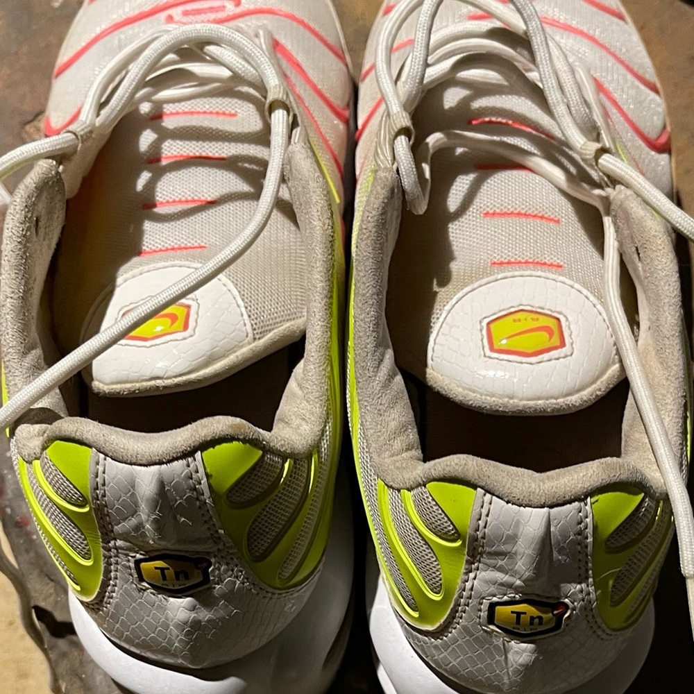 NIKE - Picture 3 of 3